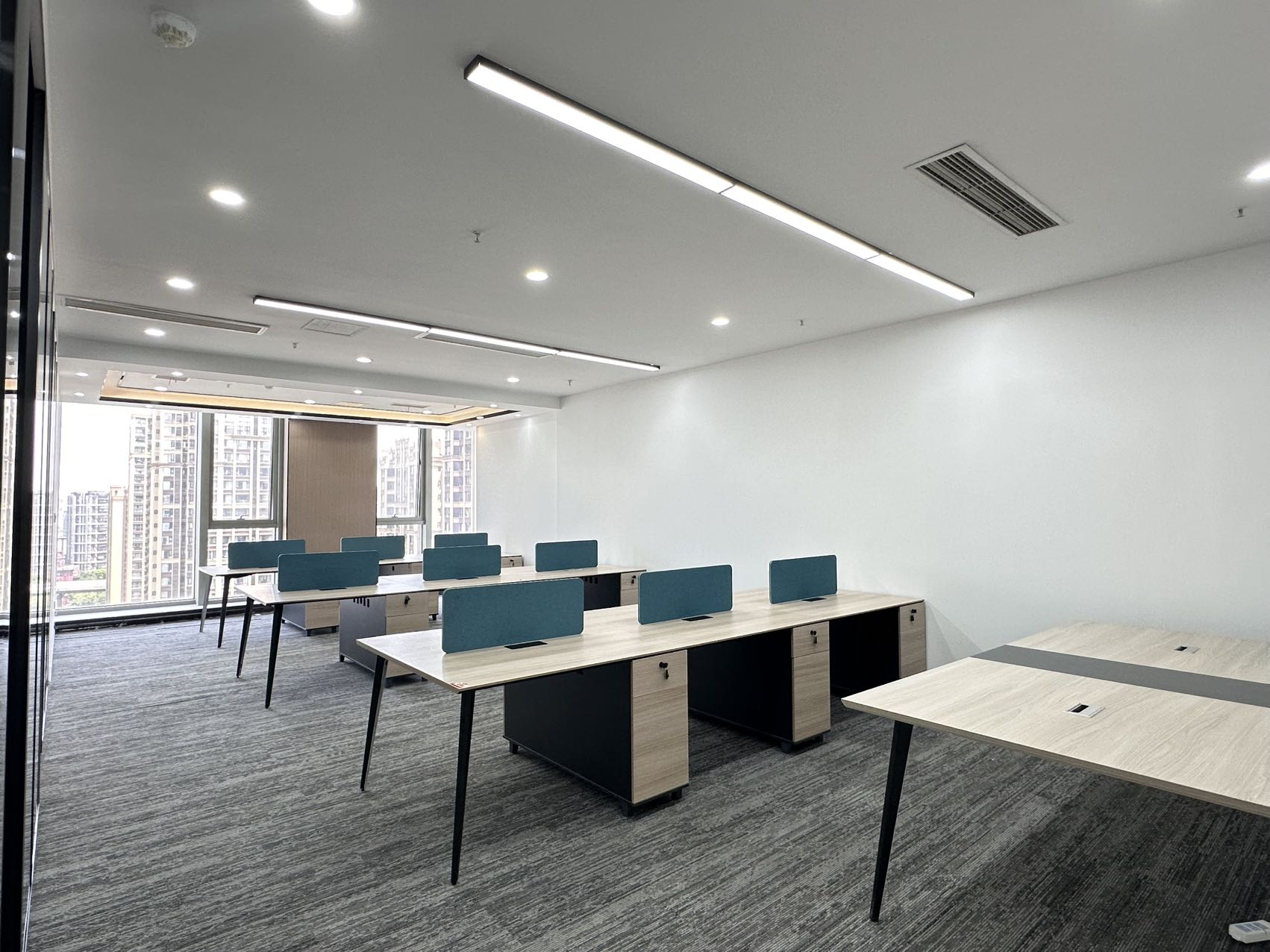 成华区前锋路 李家沱位置 135平方 2-3隔间16-20工位 高区精装带家具 协信中心办公室出租