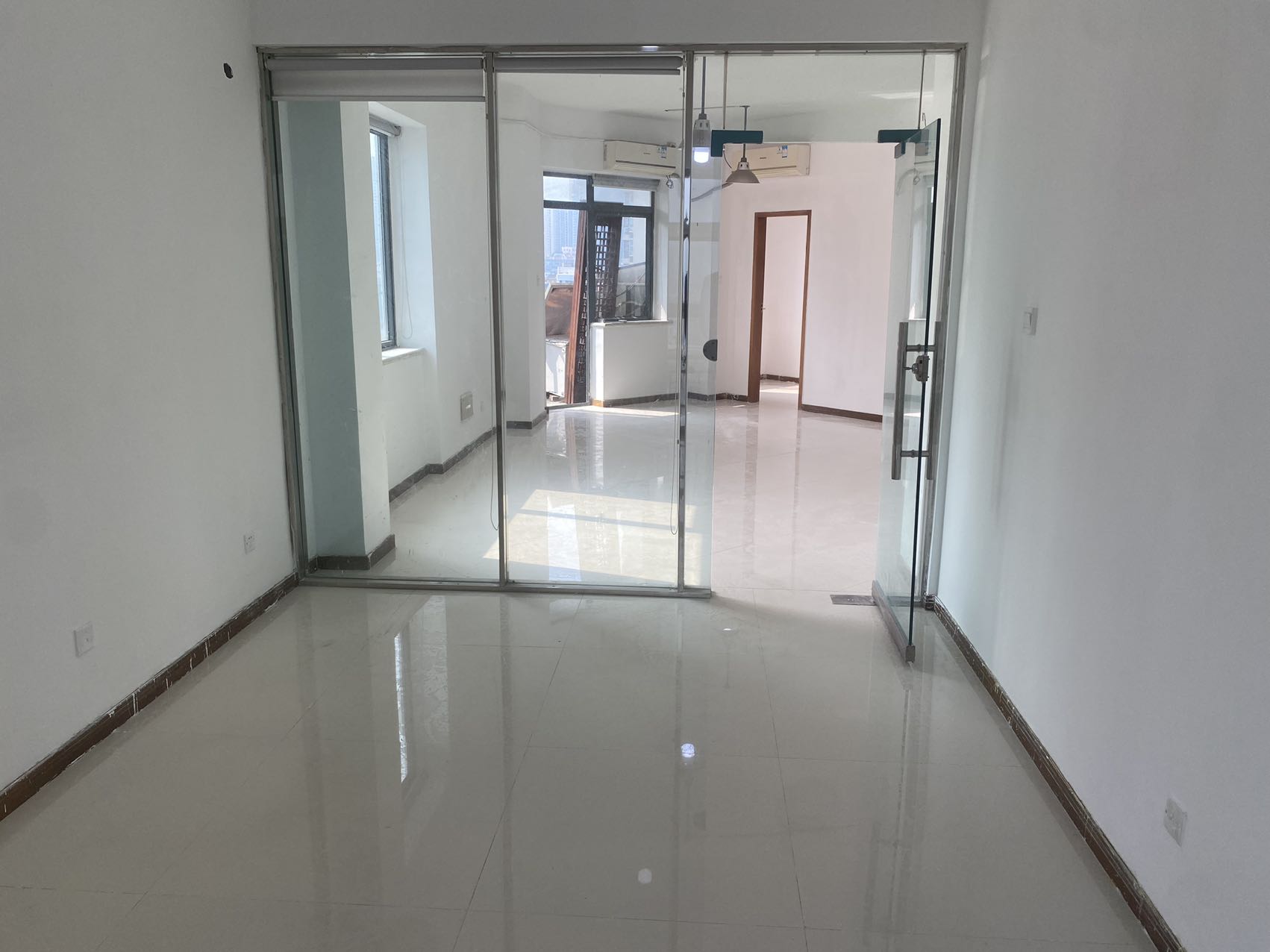 市中心4号线太升南路地铁几百米 个人房东直租 77平小面积 家具可配 带独立厕所 锦天国际办公室出租