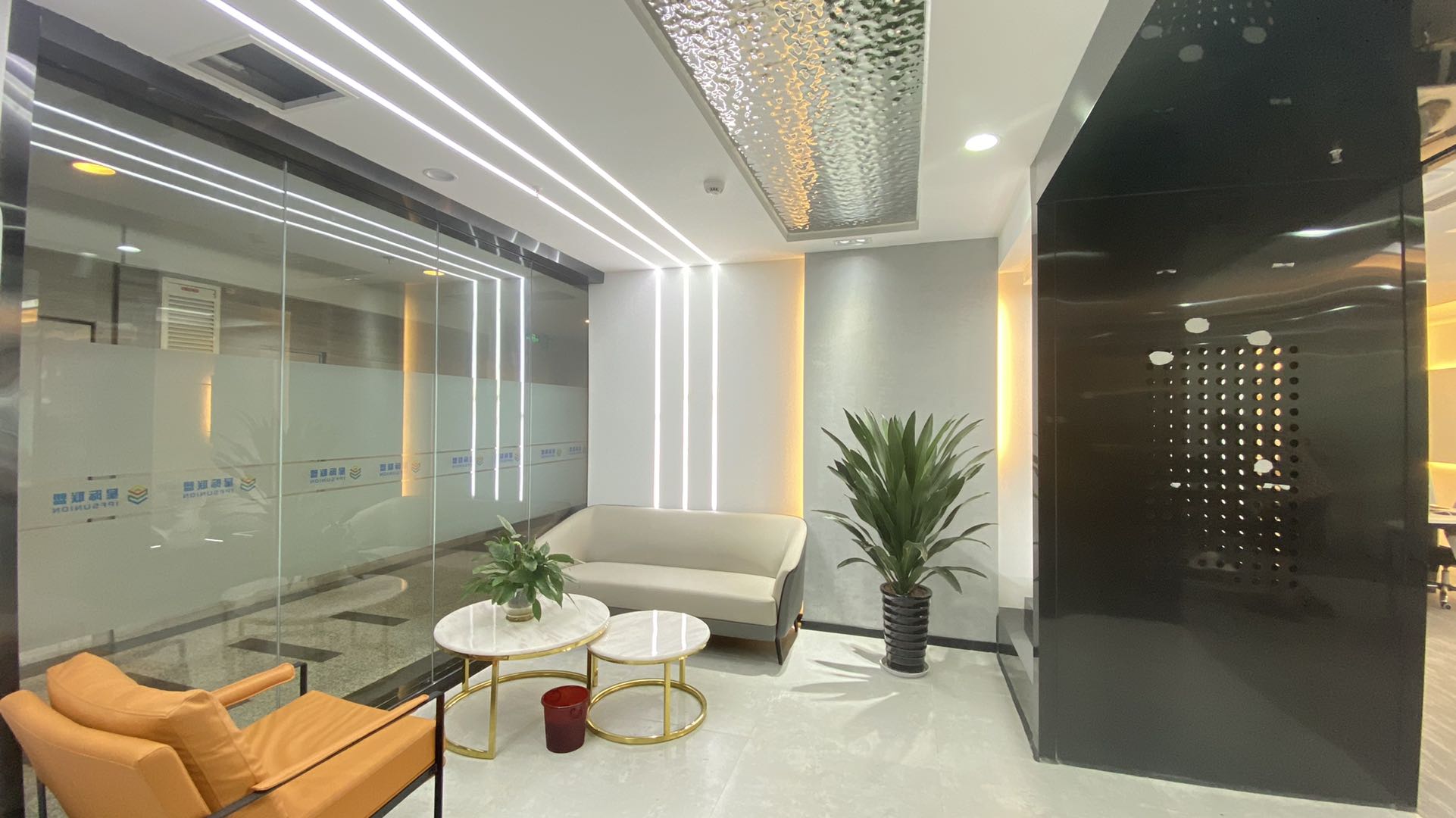 环球中心东区 科技风 利用率高  4隔间28工位 精装带家具 采光视野巴适