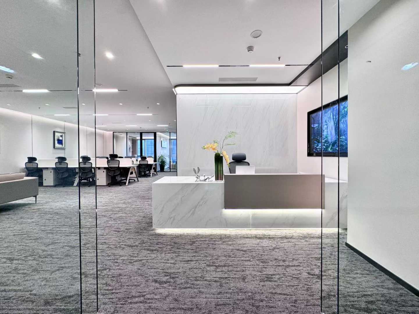 1号线高新地铁三四百米 4隔间30工位 精装带家具 轻奢风 全落地窗玻璃 中航城市广场办公室出租