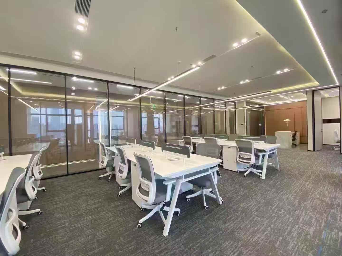 成华区8号线十里店地铁口 268平方 4隔间30工位 24小时空调 视野巴适 龙腾广场办公室出租