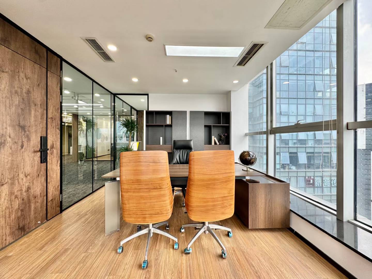 金融城24小时空调楼盘 按套出租 5隔间24工位带休息区 正对电梯口 采光巴适 布鲁明顿办公室出租