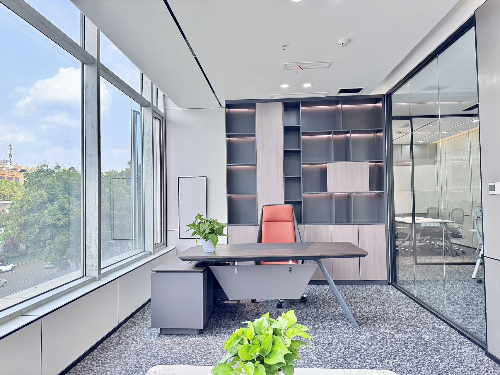 红牌楼地铁三四百米 服务面积338平 5隔间18工位 双面采光 24小时空调 精装带家具 鼎冠中心办公室出租