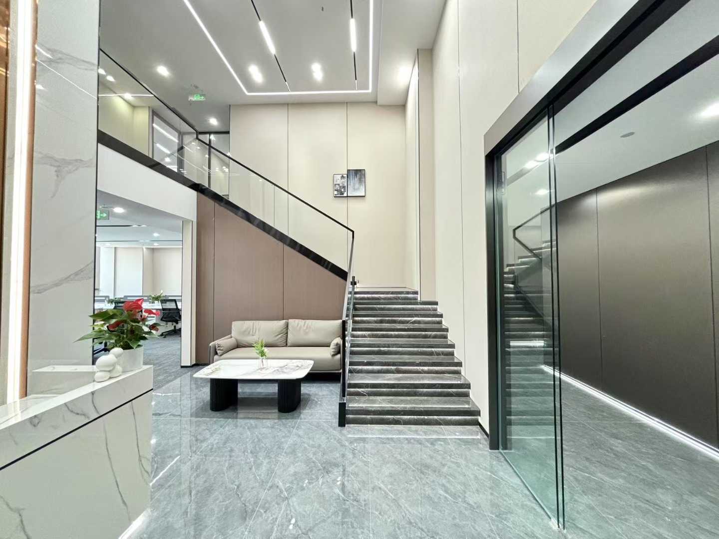 世纪城地铁口甲级楼宇 前台跳高大气 跃层319平 6隔间30工位 高区视野巴适 整层打造 东方希望天祥办公室出租