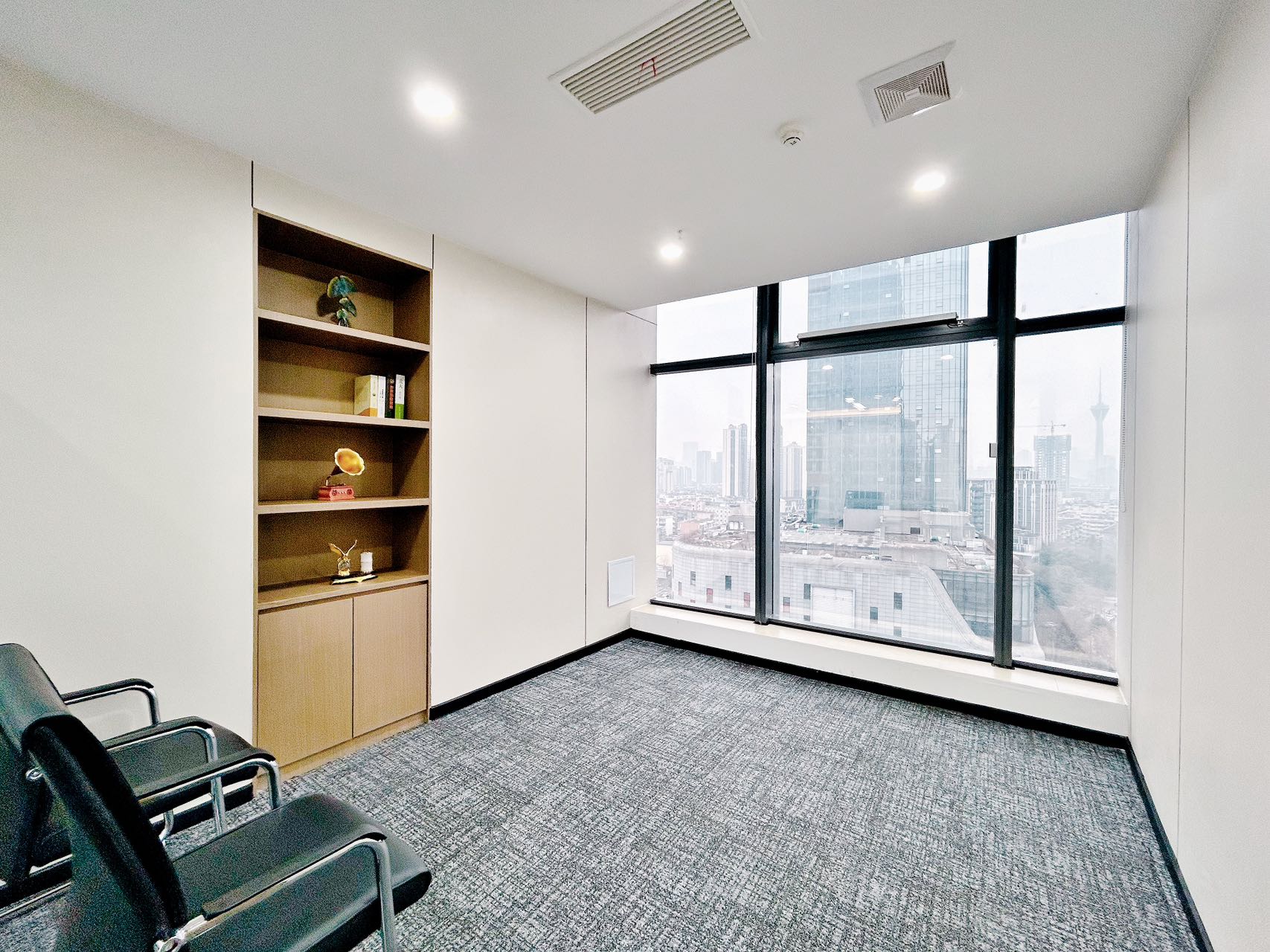 成华区杉板桥地铁四五百米 近东郊记忆 243平 4隔间24工位 落地窗 视野巴适 多弗国际办公室出租