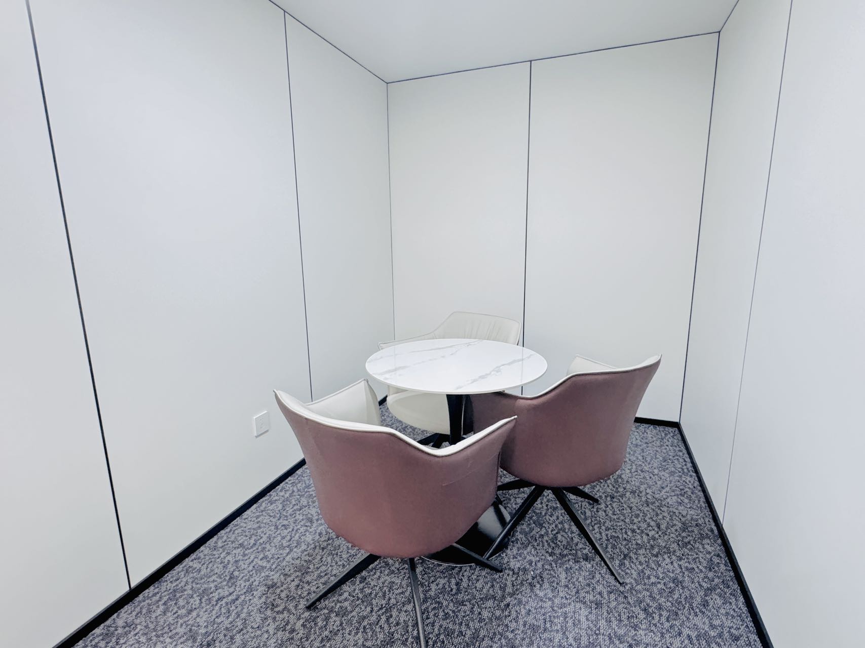 3号线红牌楼广场322.9平方 电梯口 大气前台 5隔间26工位 24小时空调随开随用 鼎冠中心办公室出租