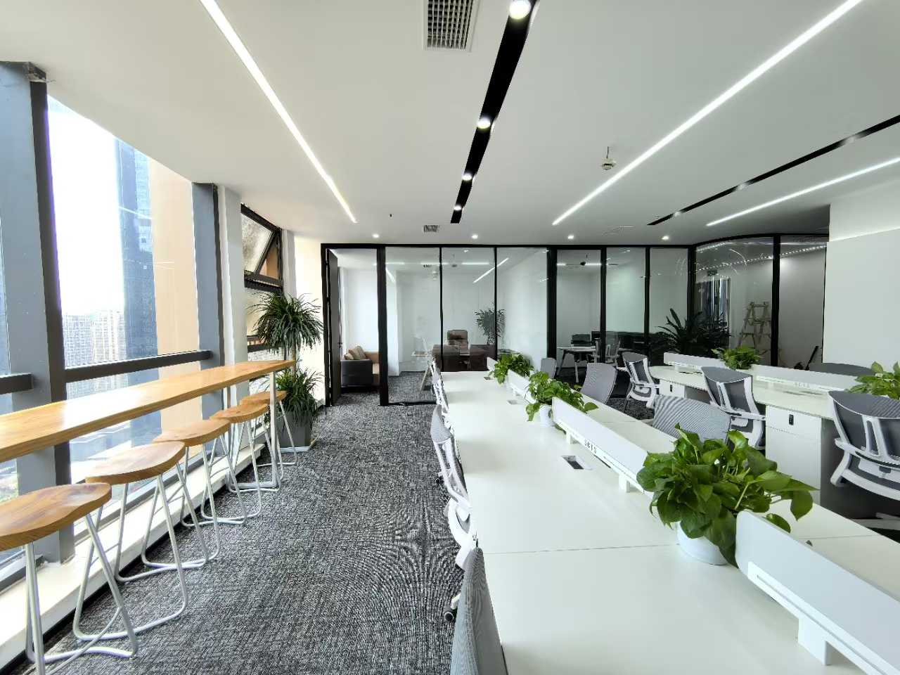 世纪城正对电梯口小户型 按套出租 3隔间18工位 报价含物业费 带家具可调整 蜀都中心办公室出租