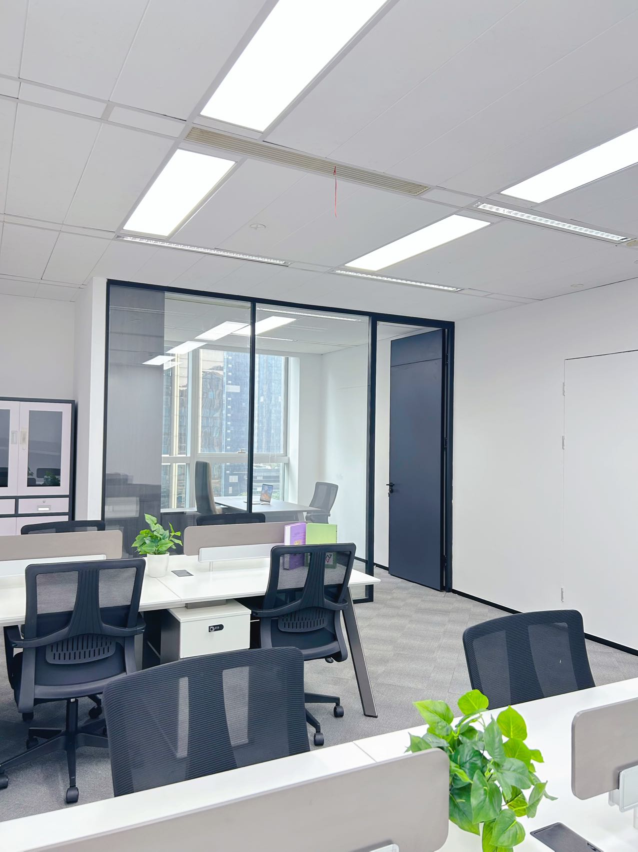 天府三街精选小面积出租 报价含物业费 超甲楼盘 1隔间12工位 报价含家具 欢迎咨询  希顿国际办公室出租