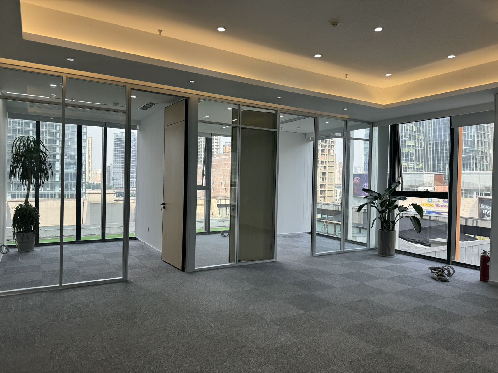 东大路无加时费楼盘 140平 3隔间12工位 报价13800元含物业费 双面采光 环球蔚然中心办公室出租