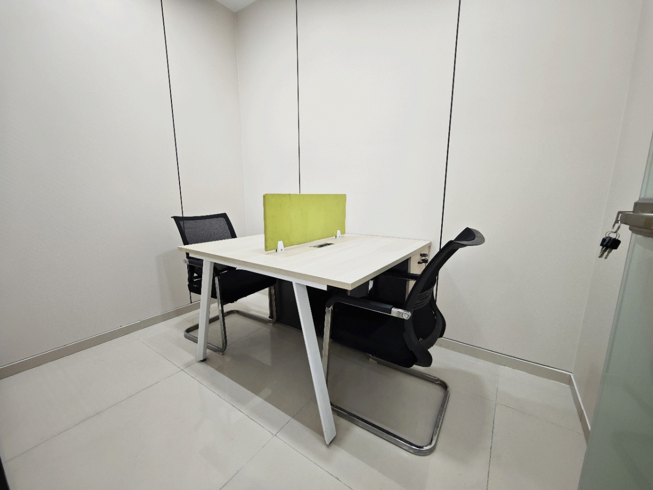 青羊区清江西路地铁近 按套出租 3隔间16工位 报价含物业费 户型方正 带家具 金沙万瑞中心办公室出租