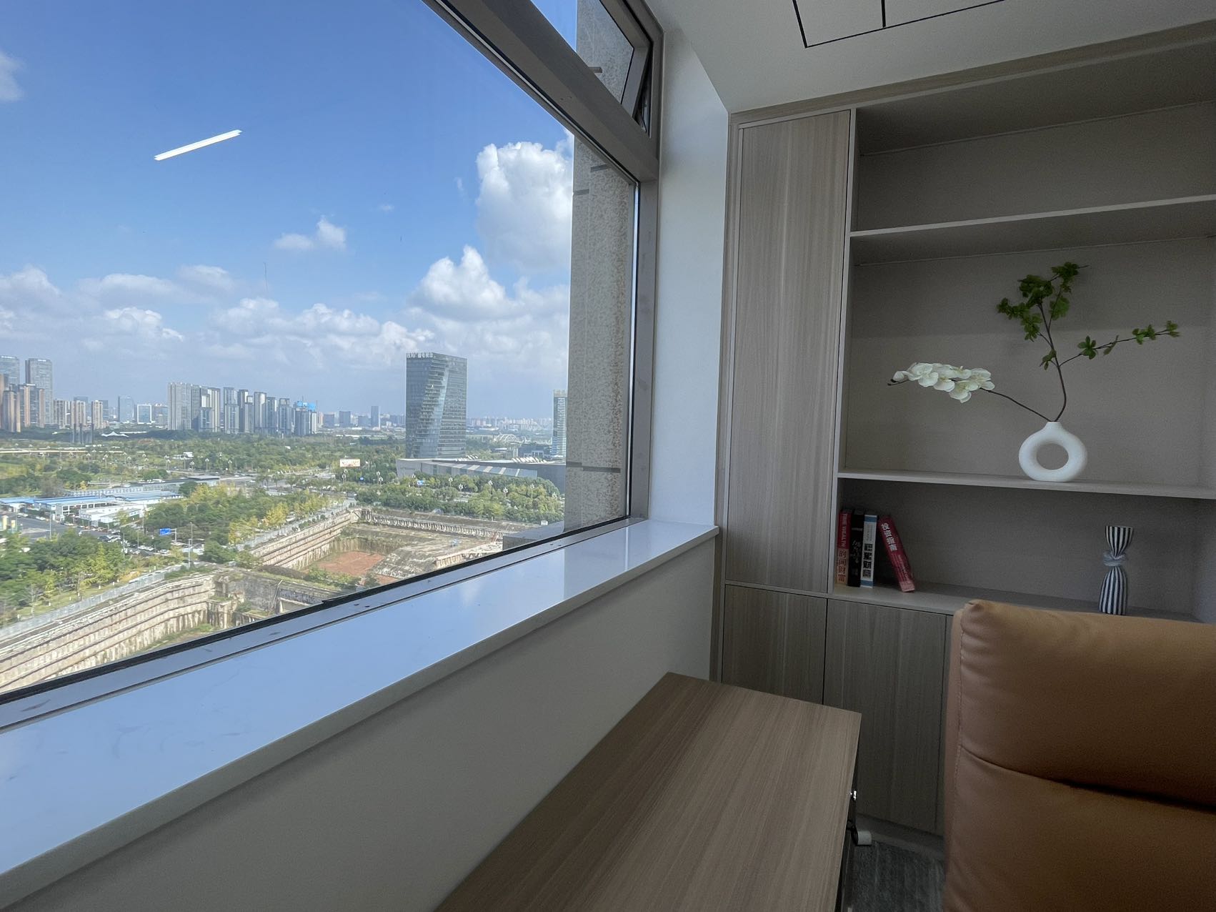 世纪城好房推荐 167平方 3隔间18工位 升级装修 户型方正 首东置业办公室出租