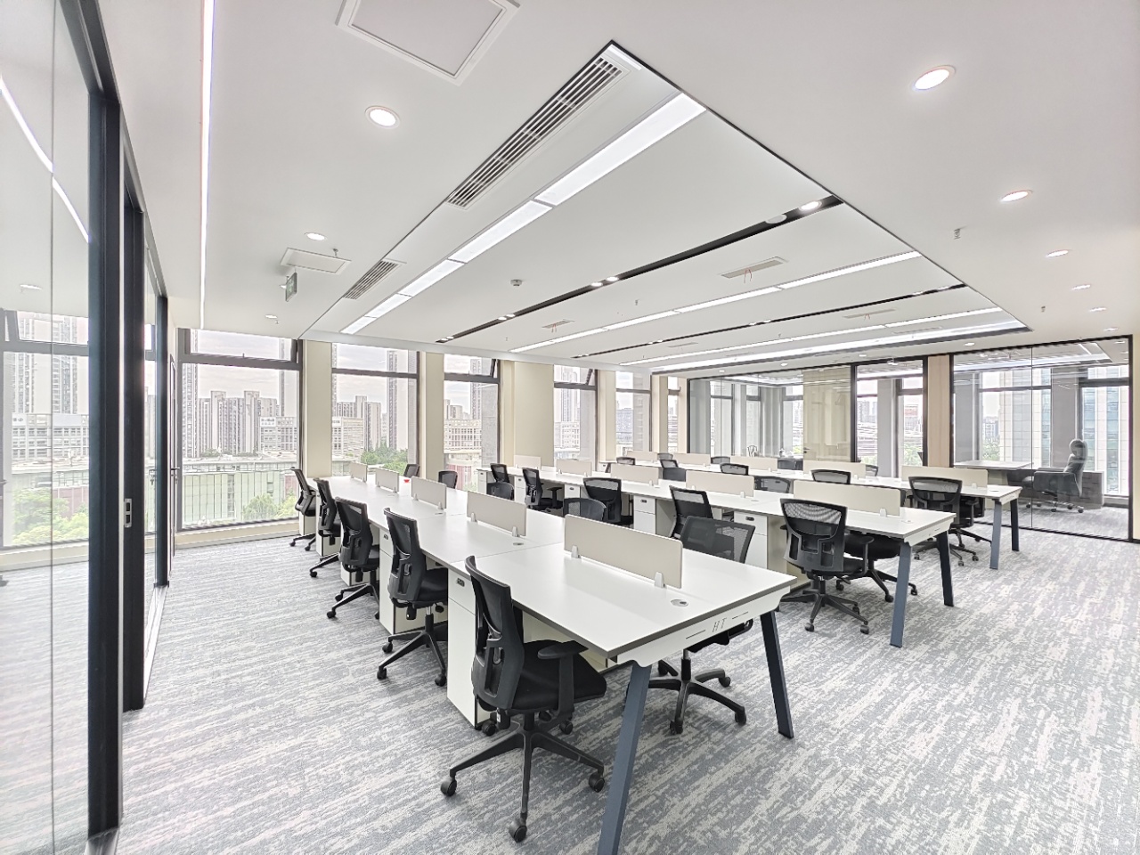 天府三街地铁口24小时空调楼盘 按套出租 5隔间30工位 双面采光老板间视野巴适 新希望国际办公室出租