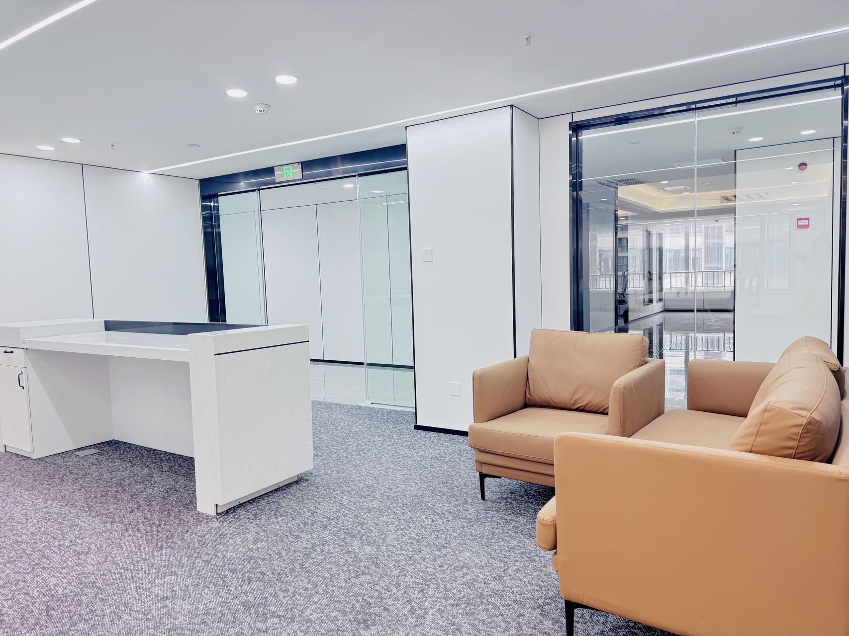 3号线红牌楼广场322.9平方 电梯口 大气前台 5隔间26工位 24小时空调随开随用 鼎冠中心办公室出租