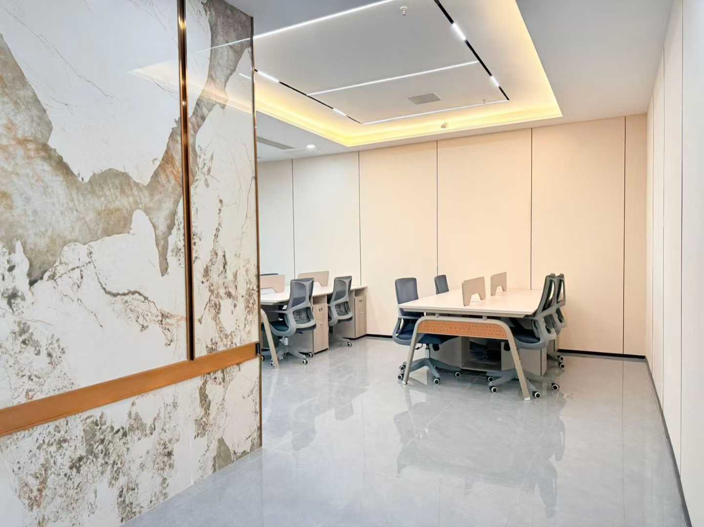 金牛区人民北路地铁口 甲级品质楼盘 206平方 3隔间20工位 精装带家具 看锦江 24小时空调 北成8号办公室出租