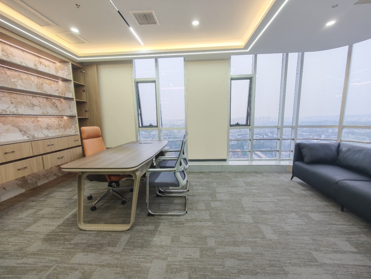 青羊区青羊宫地铁口 235.85平方 4隔间24工位 双面采光 整层打造 户型方正 西南朝向 浣花香大厦办公室出租