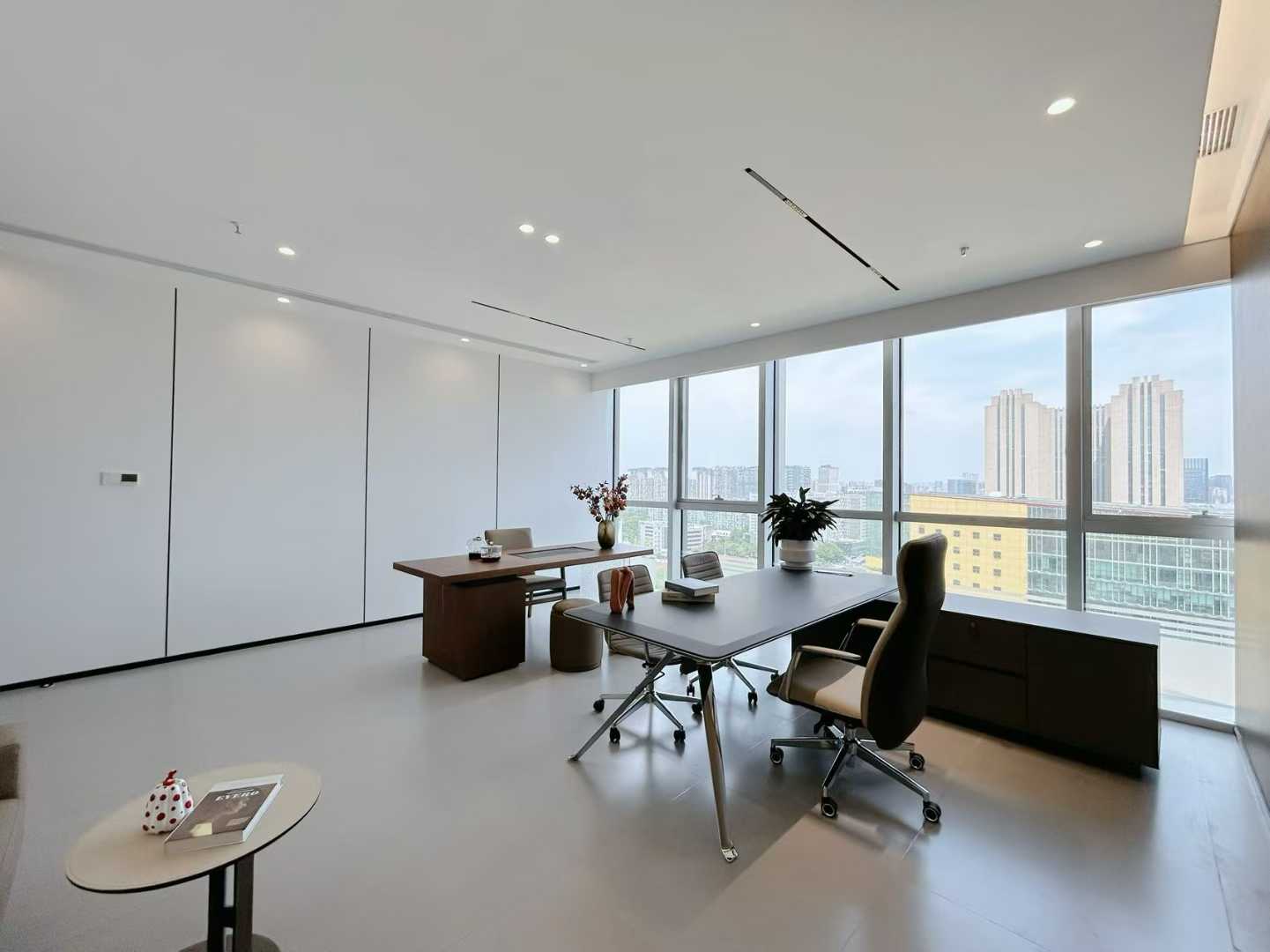 1号线高新地铁四百米 按套出租 7隔间40工位 精装带家具 装修巴适 超大老板间 电梯口 中航城市办公室出租