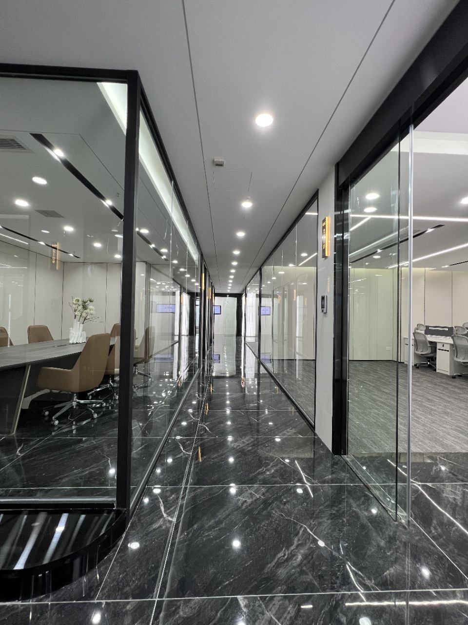 天府三街地铁口 24小时空调楼盘 225平方 4隔间24工位 正对电梯口 户型方正 新希望国际办公室出租