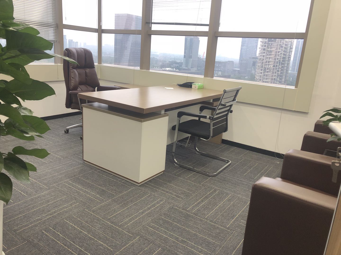 高新区世纪城首东置业148平精装带家具办公室  采光通透 交通便利