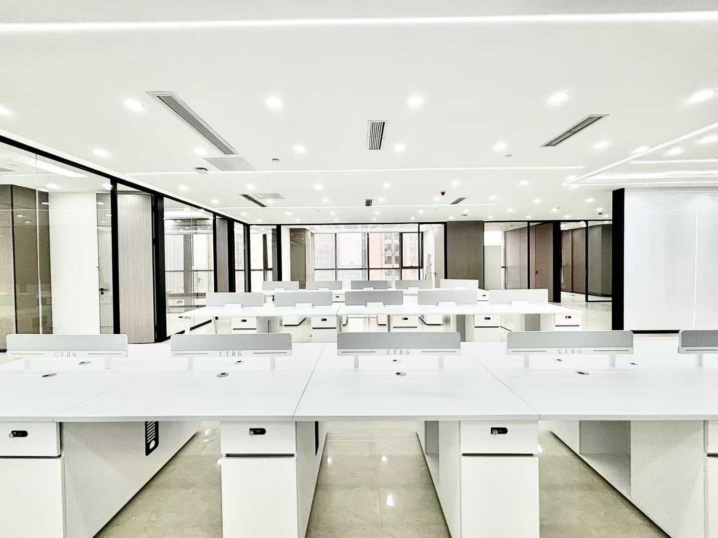 高新区世纪城地铁口双面采光优质户型 单价不到50元 370平 6隔间45工位 高区视野 东方希望天祥办公室出租