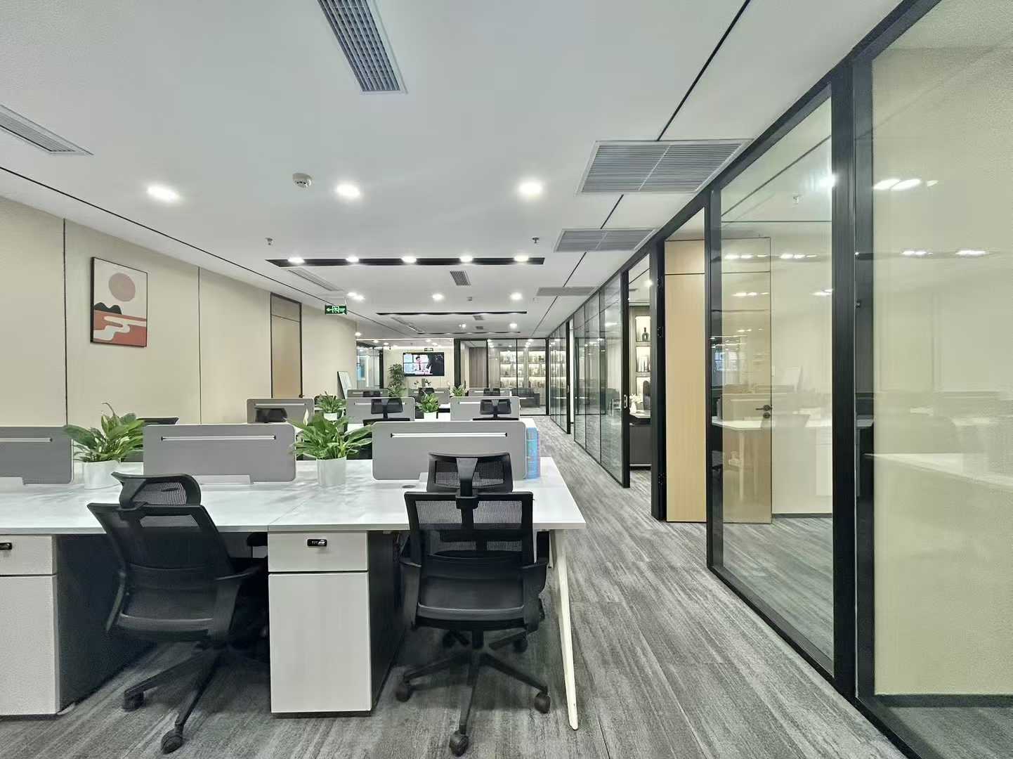 天府新区紧邻高新 带大露台 地铁口 正对电梯口 420平 7隔间20工位 所见如所得 蓝润置地广场办公室出租