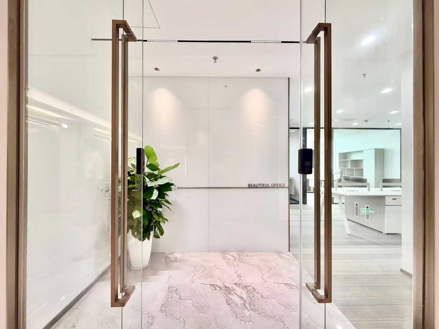 高新区6号线张家寺地铁口 高区朝南视野无遮挡 3隔间11工位 带家具 电梯口 香榭国际办公室出租