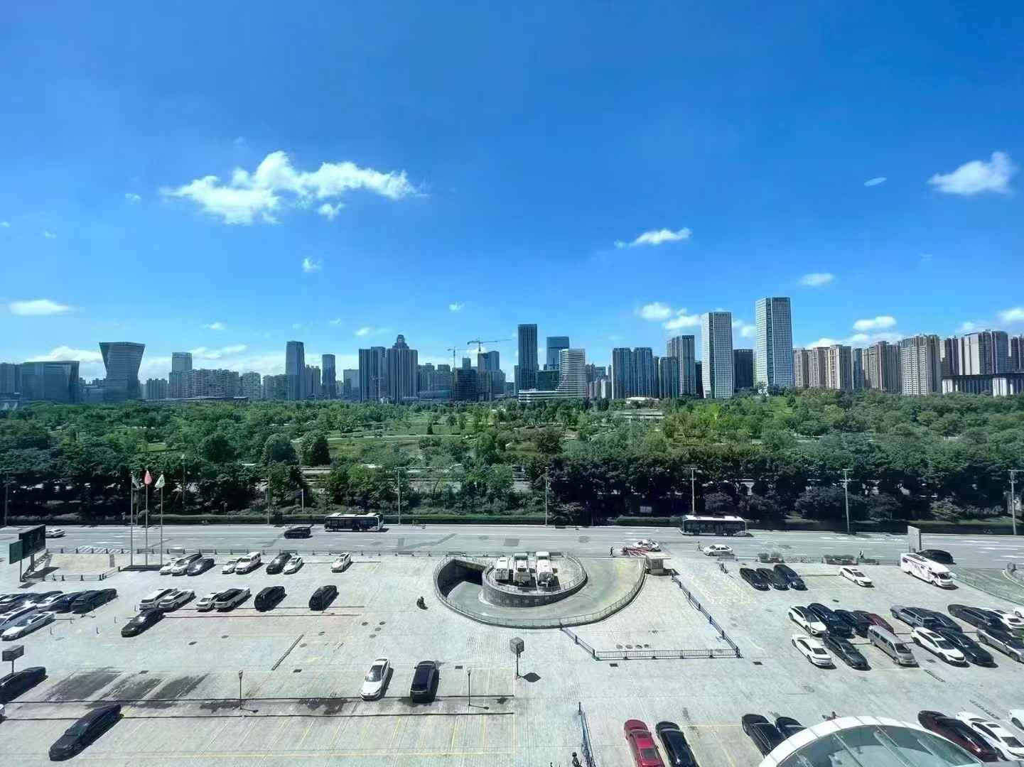 环球中心南区朝外精装4隔间16工位 三个大隔间 电梯厅旁边 采光视野安逸 大气老板间 环球中心办公室出租