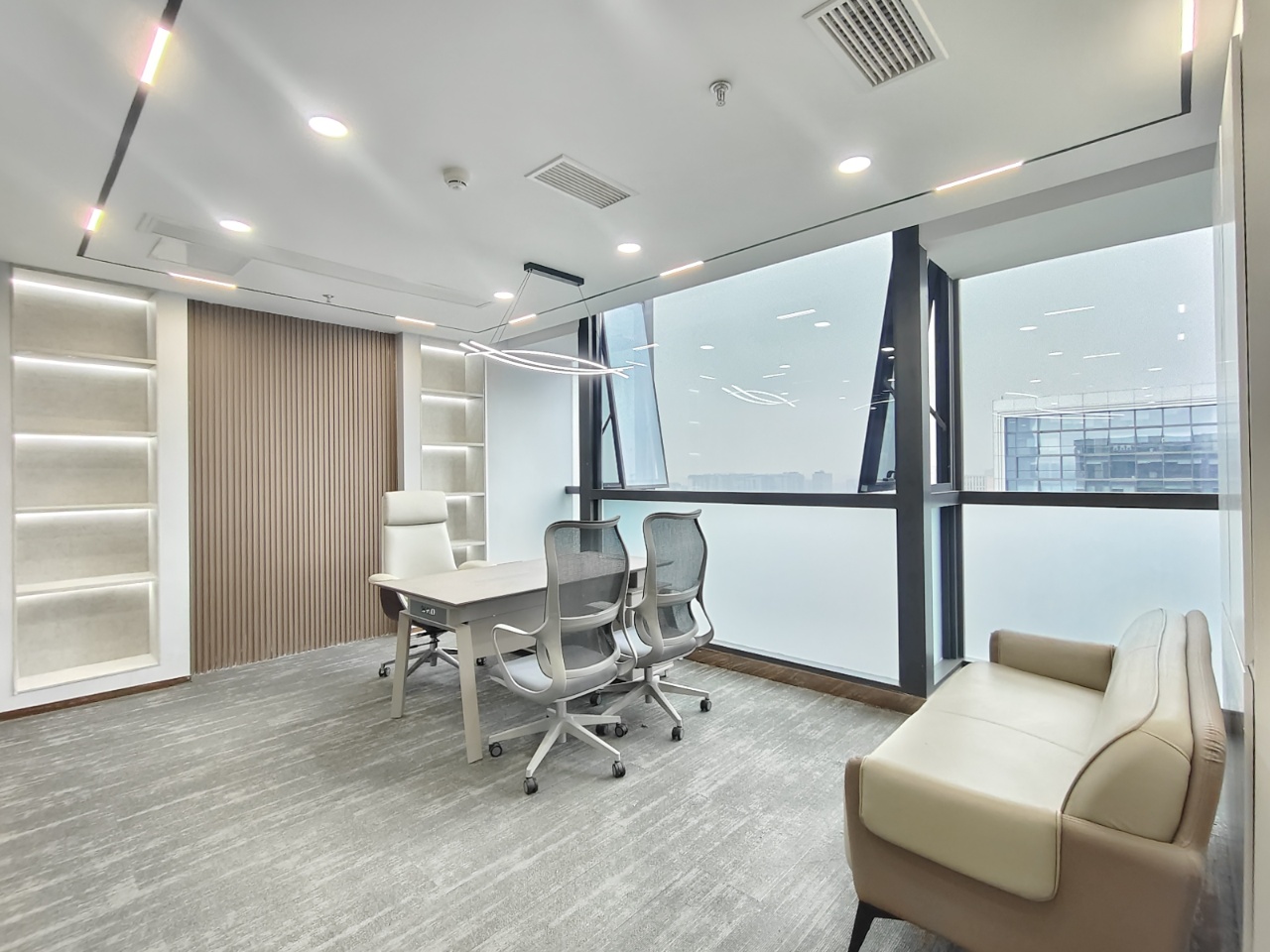 高新地铁甲级楼宇 服务面积311平方 4隔间24工位 高区视野巴适 24小时空调 精装带家具 茂业中心办公室出租