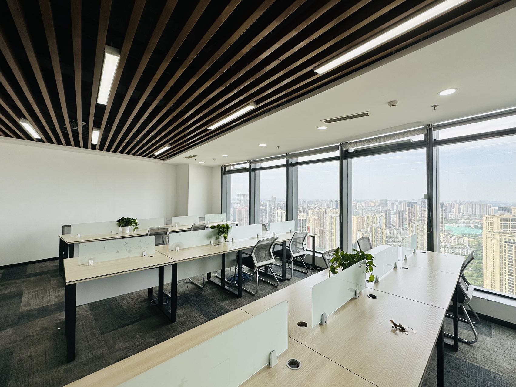 成华区杉板桥版块 192平方 3隔间24工位 采光视野巴适 可配置家具 多弗国际办公室出租