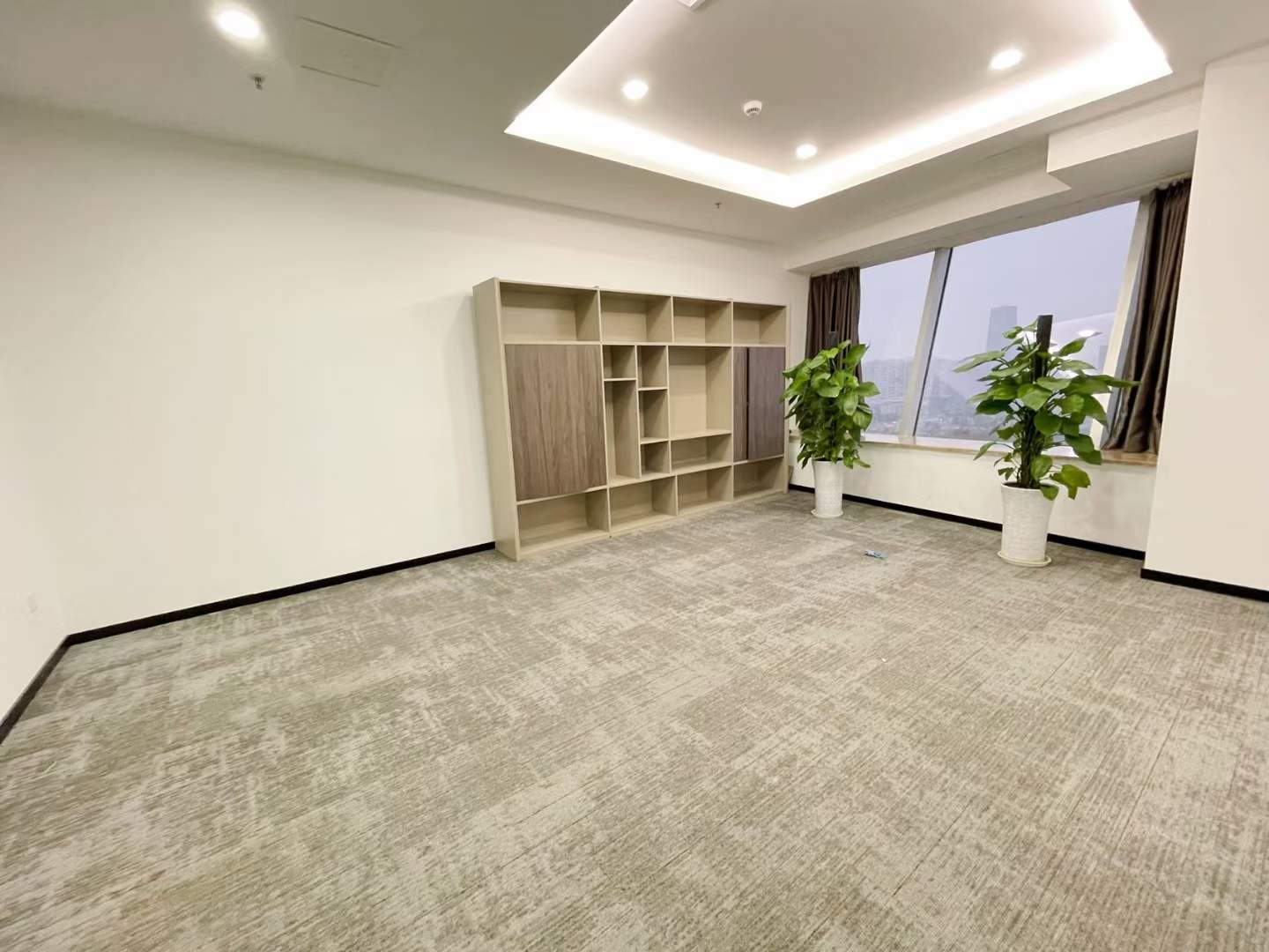 环球中心东区朝外平层 488平 7隔50工位 视野巴适 大会议室 户型方正 精装带家具