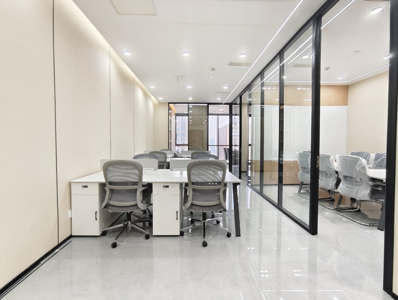高新区世纪城地铁口 按套出租小面积 3隔间12工位 含物业费 带家具 东方希望天祥办公室出租