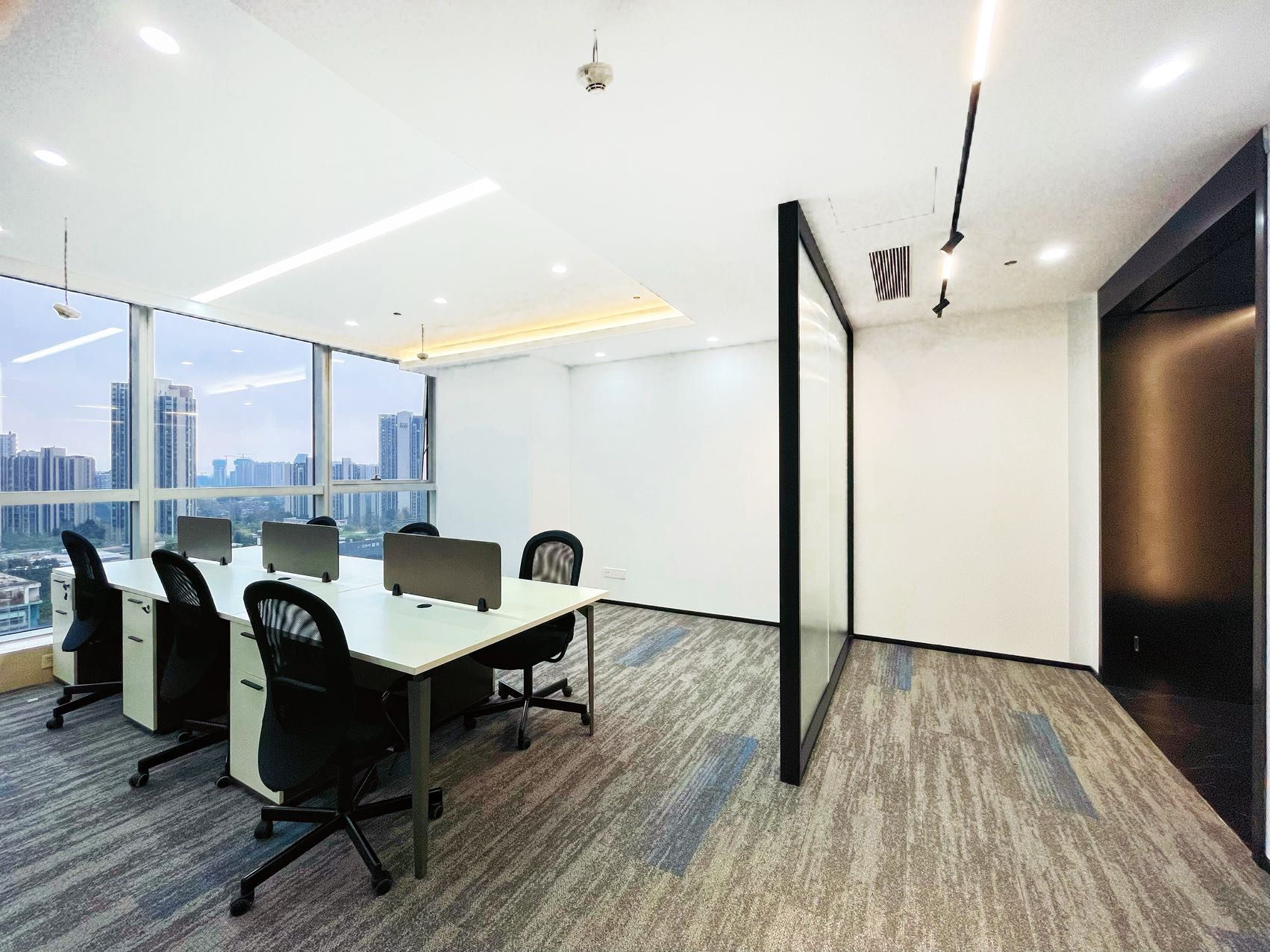 天府三街地铁采光面大 朝天府大道 100平方 2隔间8工位 艺术装修 带家具 视野巴适 希顿国际办公室出租