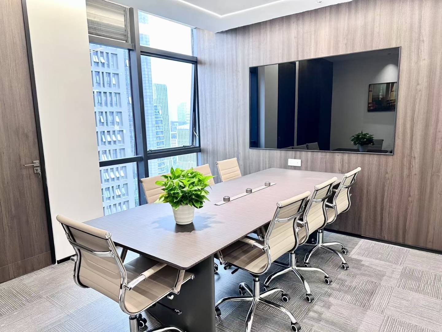 航兴国际楼栋天花板装修 332平 4隔间2储物29工位带前台 报价75元 价格可聊 写字楼出租