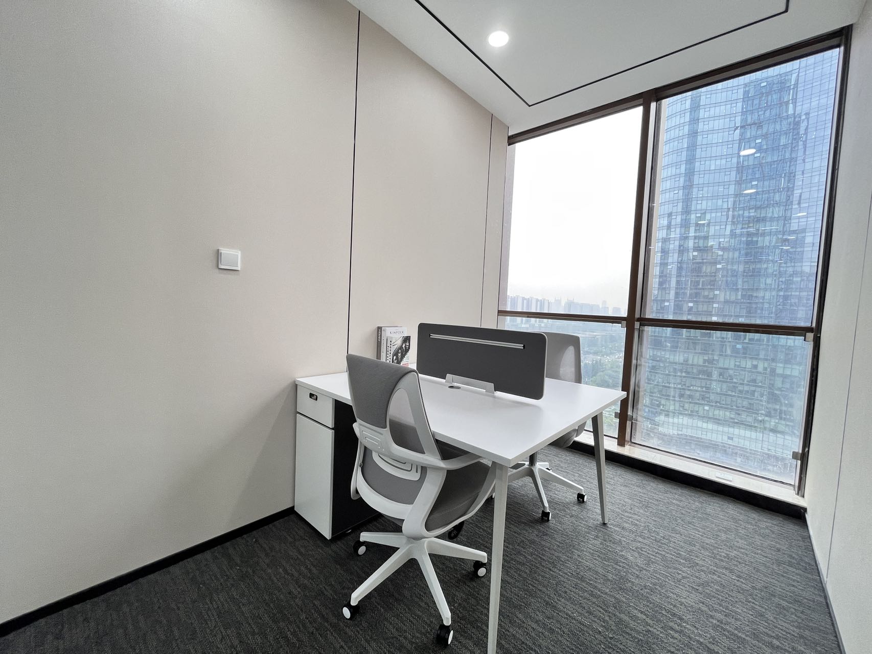 高新区世纪城地铁口 246平方 4隔间25工位 精装带家具 电梯口 周边配套服务完善 东方希望天祥办公室出租