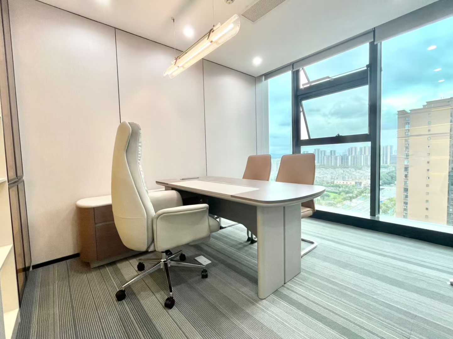 高新6号线张家寺地铁口 整栋打造 电梯口昭示性好 2隔间18工位 24小时空调 落地玻璃 香榭国际办公室 价格可谈