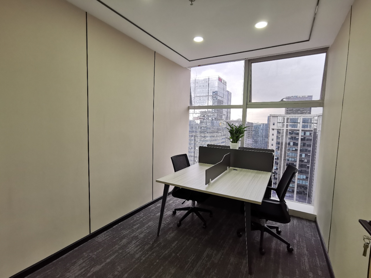 香年广场整层精装艺术风格户型方正边套高楼层精装办公室，6隔间24工位。