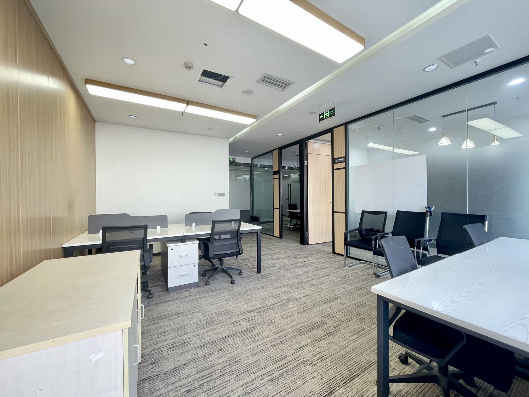 高新区新世纪环球中心精装小面积办公室  2隔间8工位 含物业