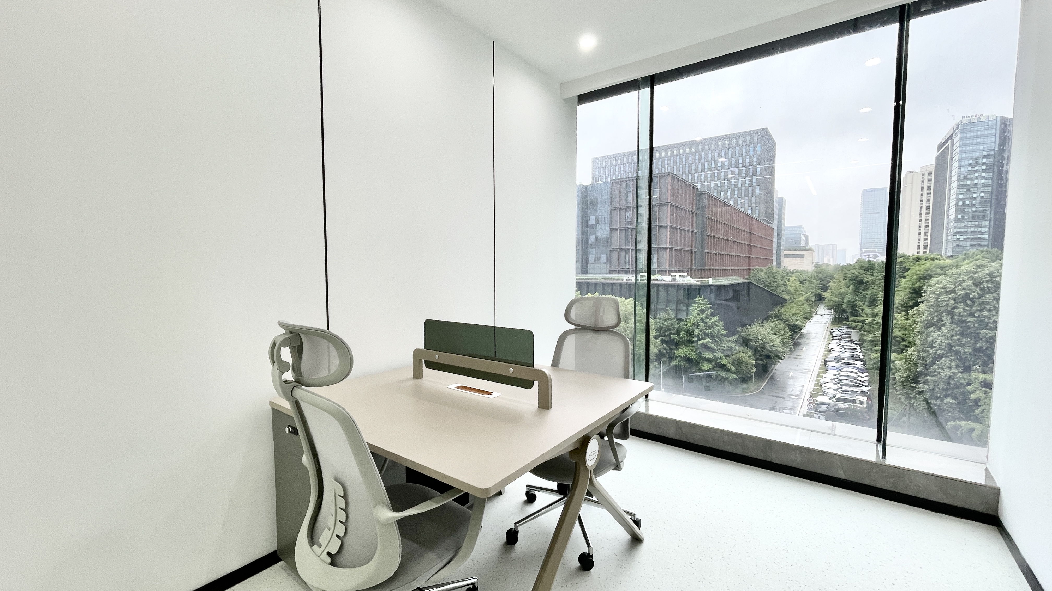 金融城市一医院地铁五六百米 234平 4隔间16工位 双面采光 24小时空调 带共享配套 天府新谷办公室出租