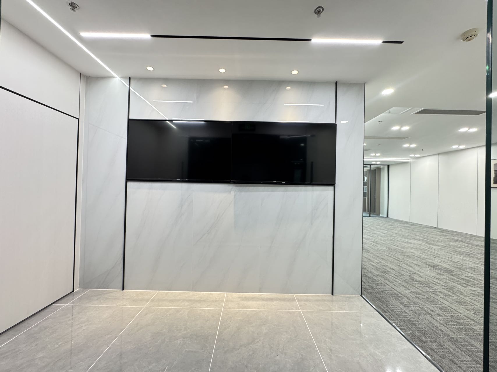 市中心春熙路地铁口 繁华地段 226平 4隔间24工位 带共享会议室 精装带家具 银石广场办公室出租|锦江区写字楼|锦江区办公室|租小团