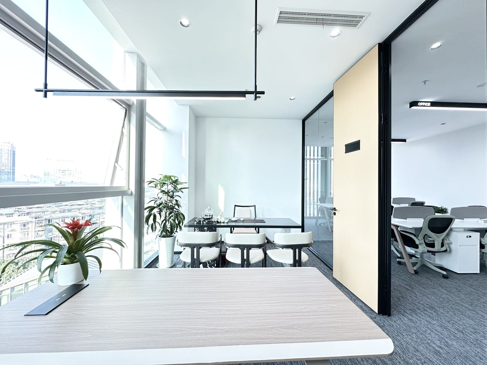 市中心17号线西大街站400米左右 195平 4隔间18工位户型方正 带共享配置 新见兴通锦中心办公室出租