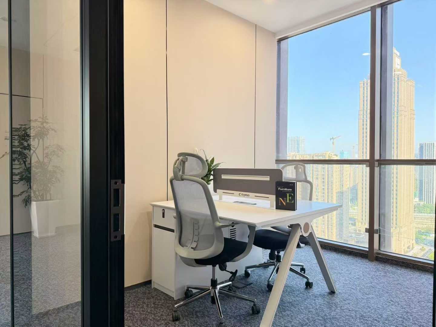 高新区世纪城地铁口292平方 4隔间34工位 双面采光 带共享会议室茶室 精装带家具 天祥广场办公室出租