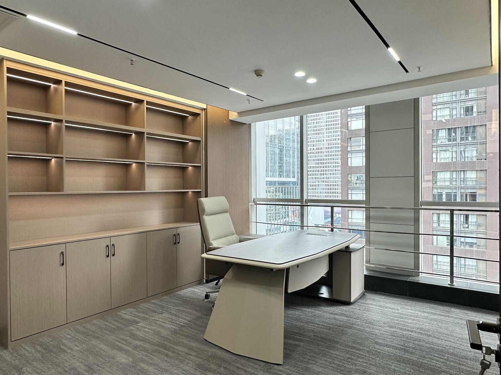 春熙路老牌甲级楼 153平方 3隔间18工位 核心地段 空调早8:30-晚24：00  无惧加班 时代广场办公室出租