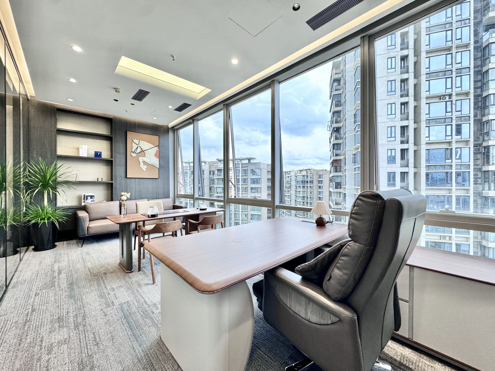 1号线高新地铁几百米 精致小户型 3隔间16工位 精装带家具 落地窗玻璃 晶科一号办公室出租