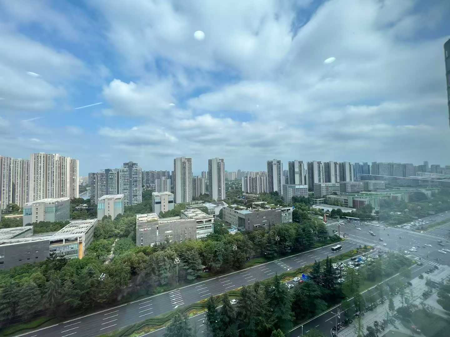 高新区天府三街地铁口 225平 3隔间14工位带独立卫生间 采光面大 24小时空调 希顿国际办公室出租