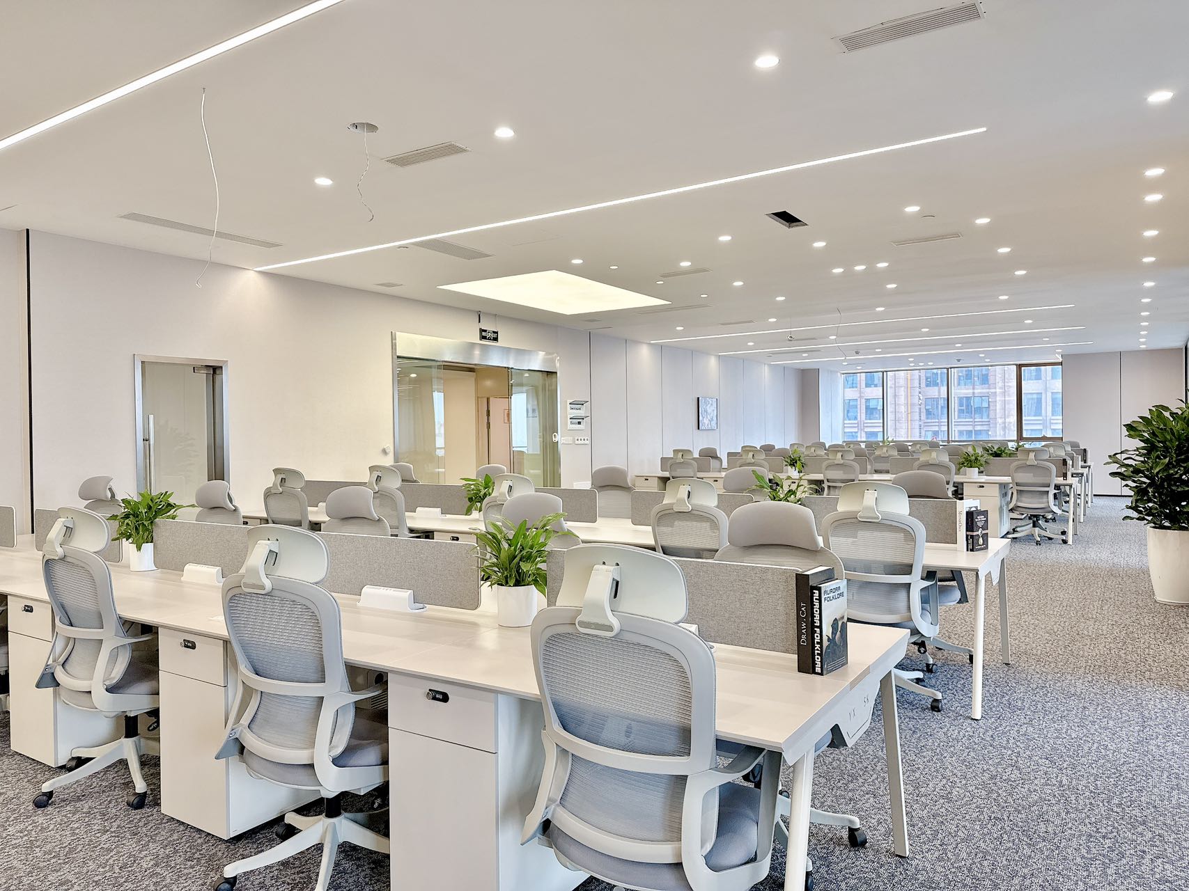 高新世纪城地铁口 面积518平 7隔间70工位 双面采光 双老板间 家具可调 东方希望天祥办公室出租