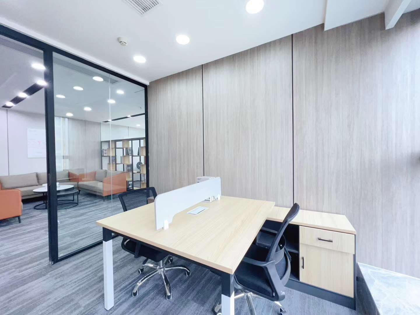 火车东站精装办公室出租  202平 4隔间18工位  户型方正 精装带家具 中环国际 写字楼出租