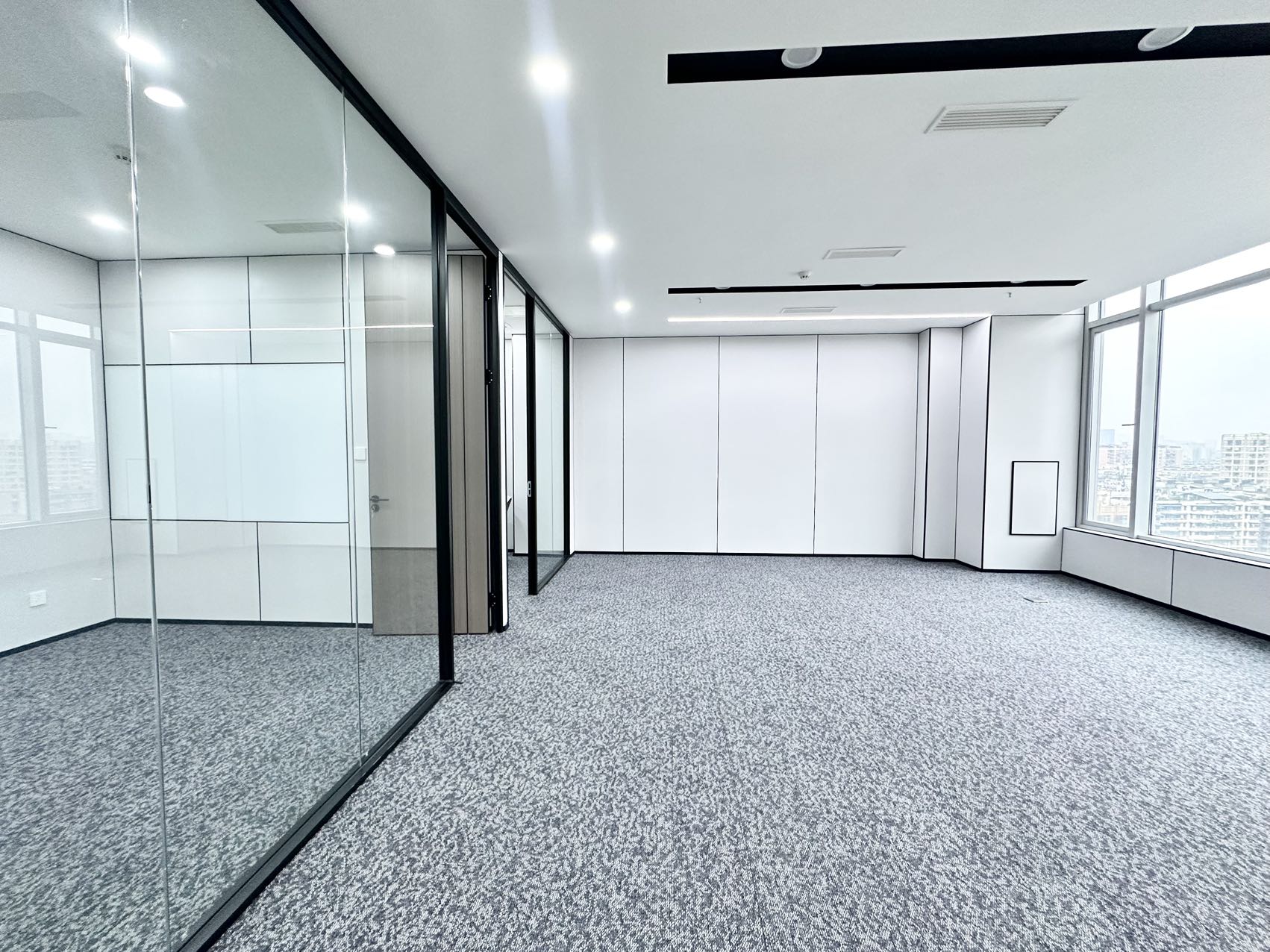 武侯区红牌楼甲级现房 264平方 4隔间12工位 东南朝向 户型方正 带前台 拎包入住 鼎冠中心办公室出租