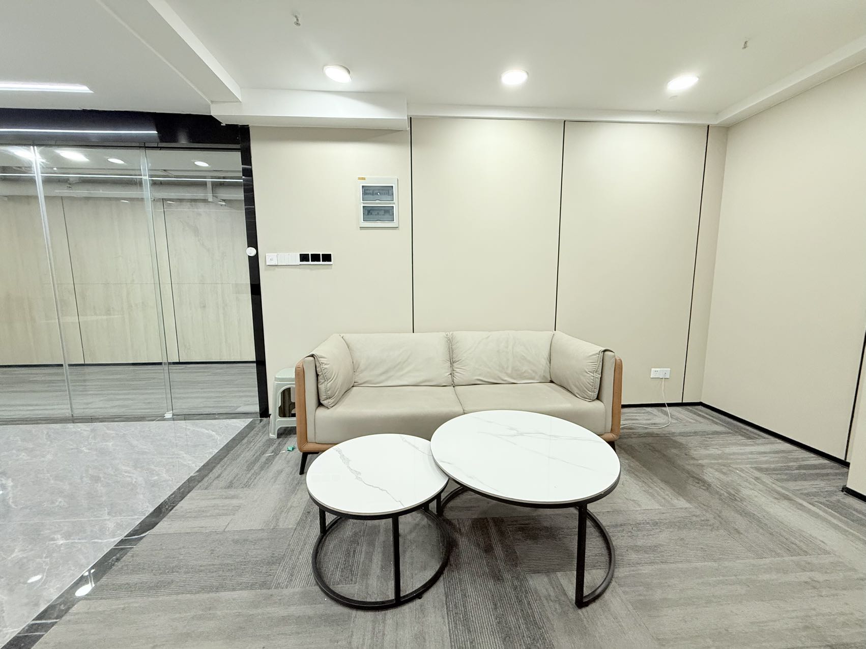 1号线高新地铁口 218平 3隔间18工位 无加时费 含家具可调换 特价出租 理想中心办公室出租