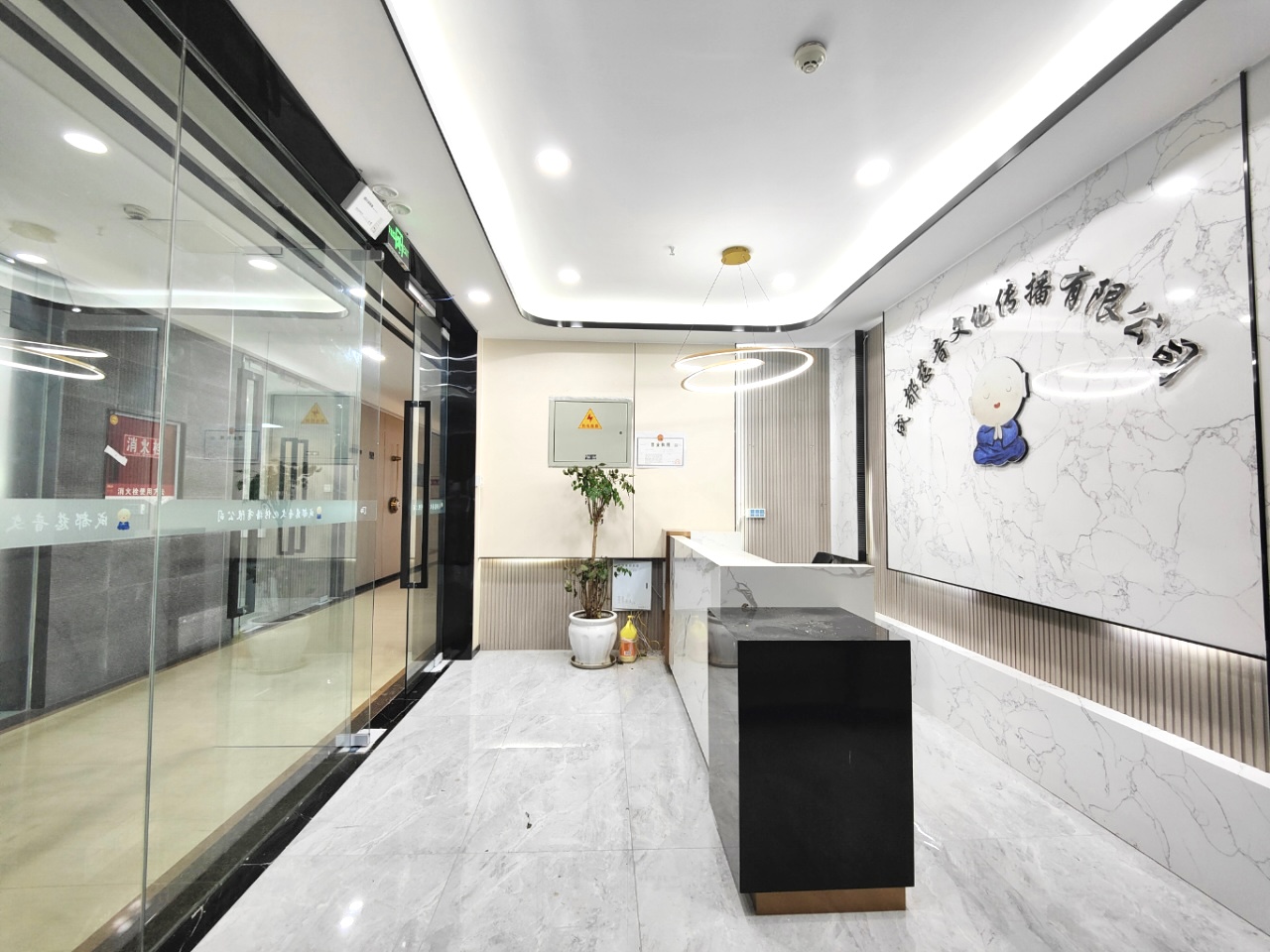 5号线骑龙地铁几百米 高区落地窗 视野巴适 按套出租3隔间18工位 带家具 24小时空调 美行中心办公室出租