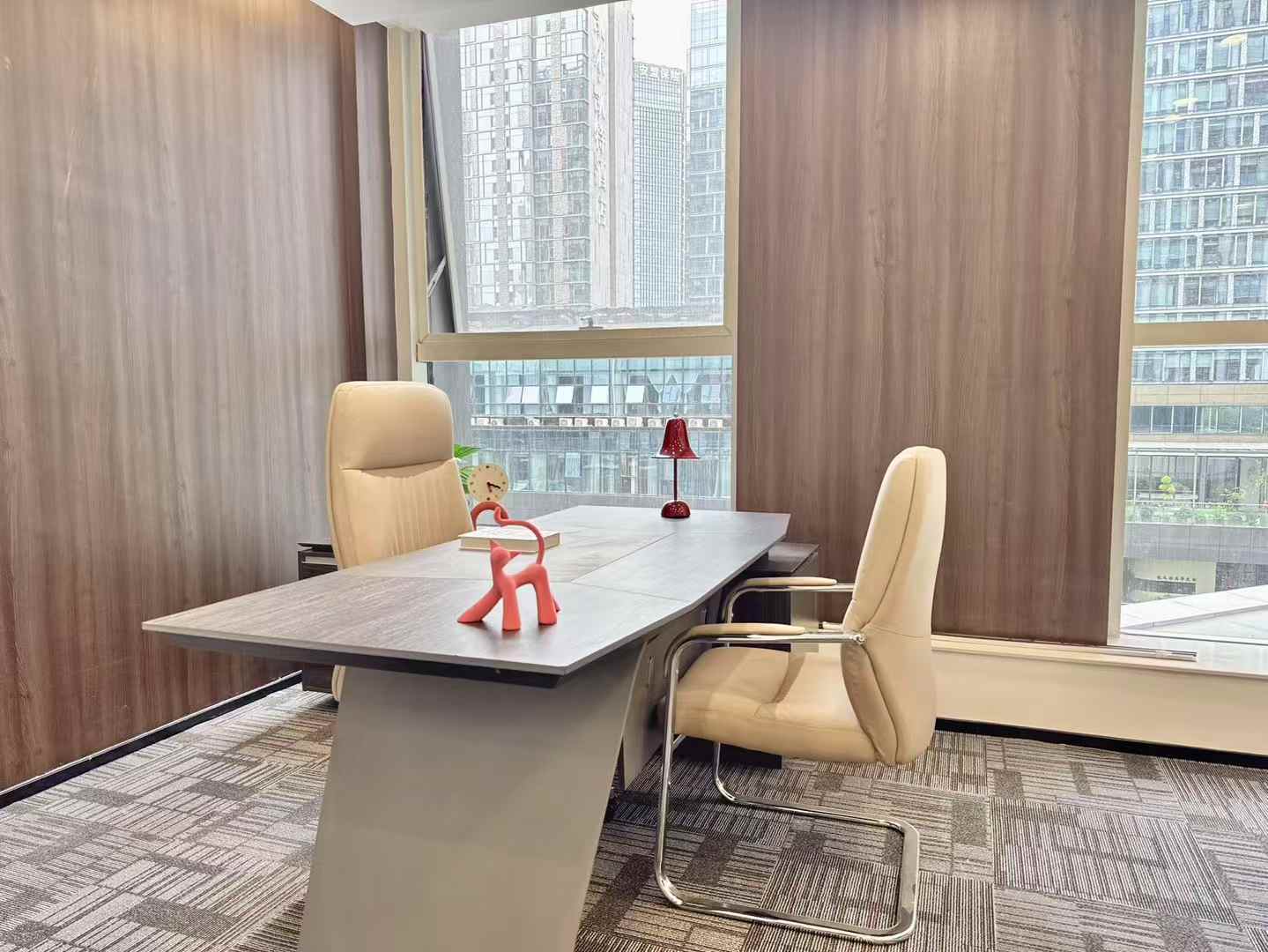 金融城特价房源 按套出租4隔间12工位 9999元/套 坐北朝南 精致精装修 户型方正 布鲁明顿办公室出租