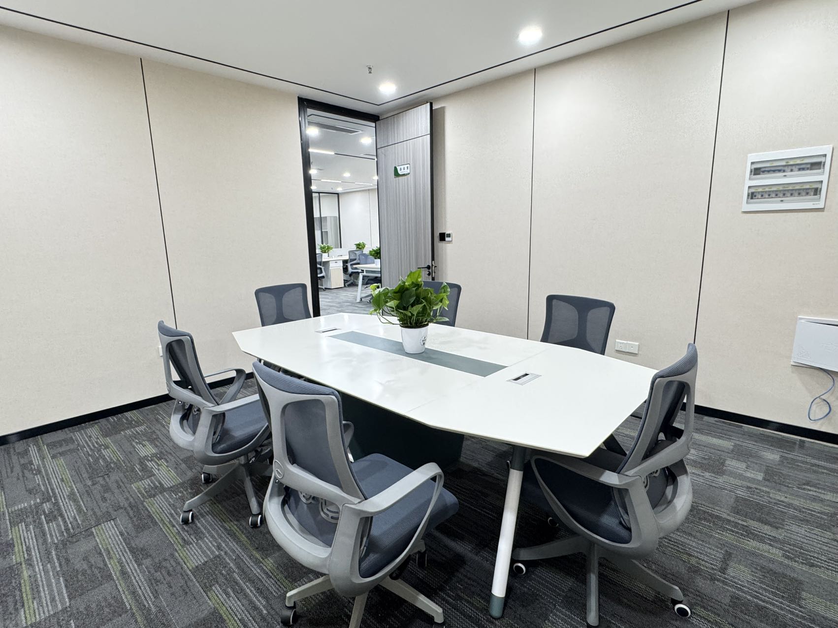 锦江区金石路地铁口 279平方 5隔间24工位 双面采光 无加时费 拎包入住 新希望中鼎国际办公室出租